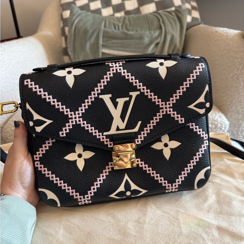 RARE discontinued Louis Vuitton Pochette Métis MM convertible crossbody